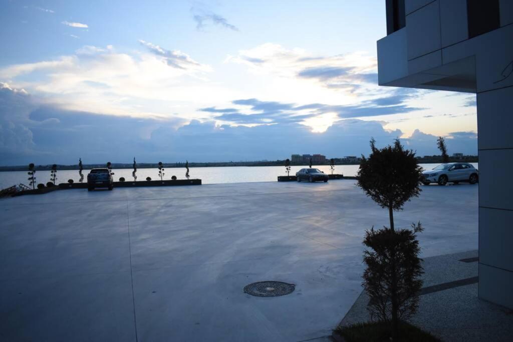 Apartment By The Lake With A View Mamaia Exterior photo